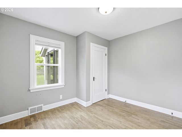 1102 CENTER St, Oregon City, OR 97045