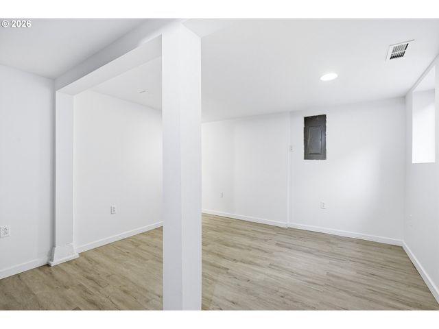 1102 CENTER St, Oregon City, OR 97045