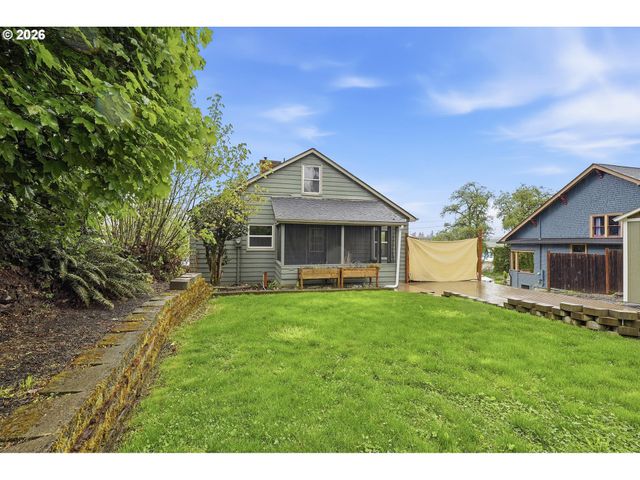 1102 CENTER St, Oregon City, OR 97045