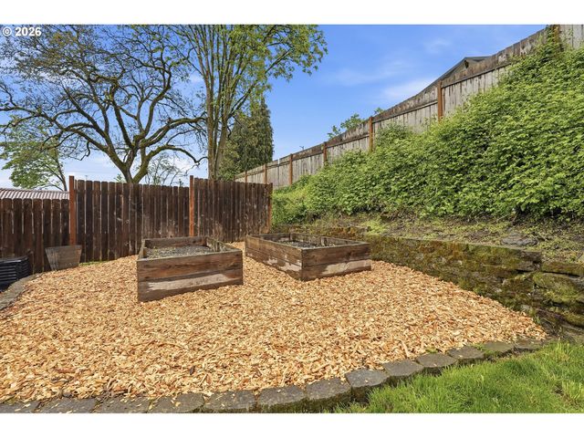 1102 CENTER St, Oregon City, OR 97045