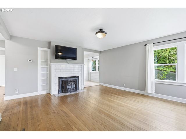 1102 CENTER St, Oregon City, OR 97045