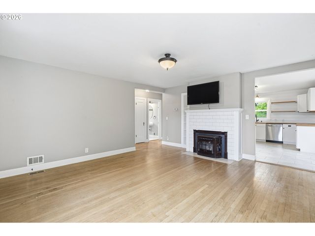 1102 CENTER St, Oregon City, OR 97045