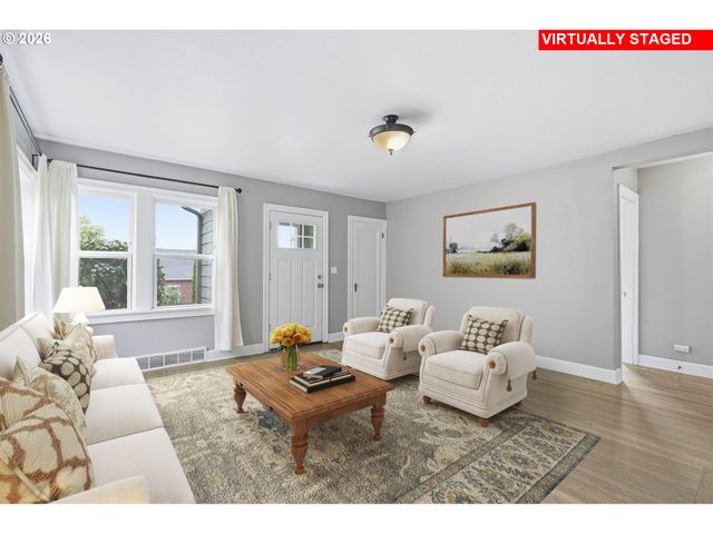 1102 CENTER St, Oregon City, OR 97045