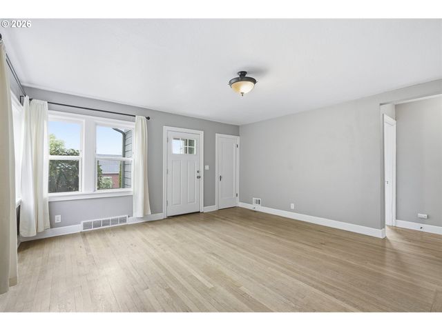 1102 CENTER St, Oregon City, OR 97045