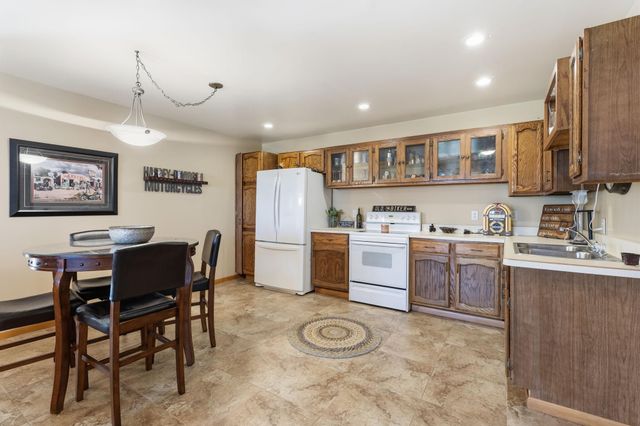 3015 Valleywood Drive SW, Rochester, MN 55902