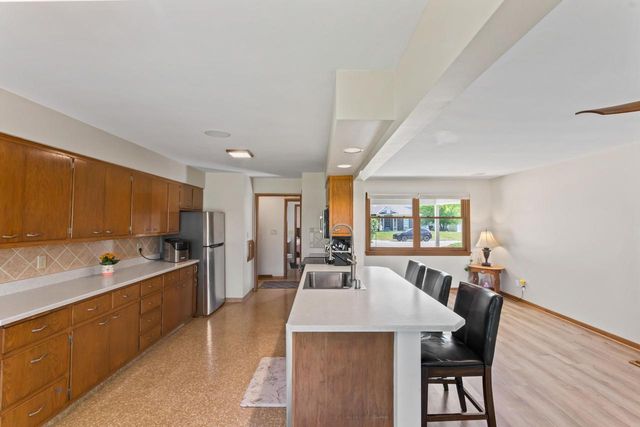 445 E Harvard STREET, Oconomowoc, WI 53066