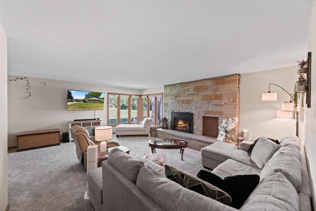 445 E Harvard STREET, Oconomowoc, WI 53066