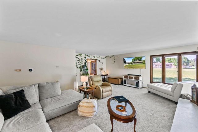 445 E Harvard STREET, Oconomowoc, WI 53066