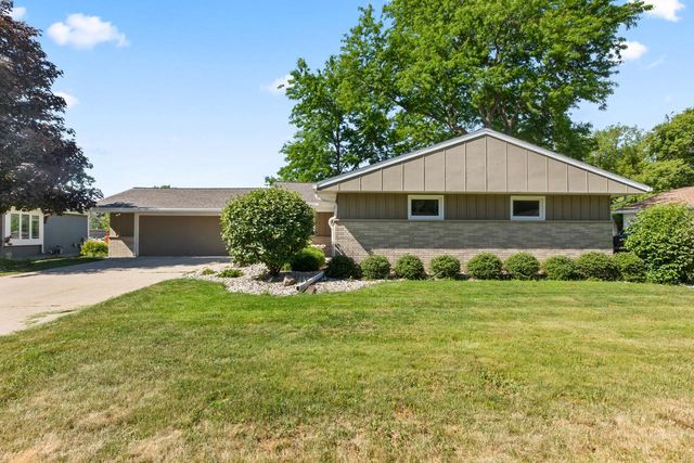 445 E Harvard STREET, Oconomowoc, WI 53066