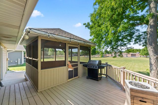 445 E Harvard STREET, Oconomowoc, WI 53066