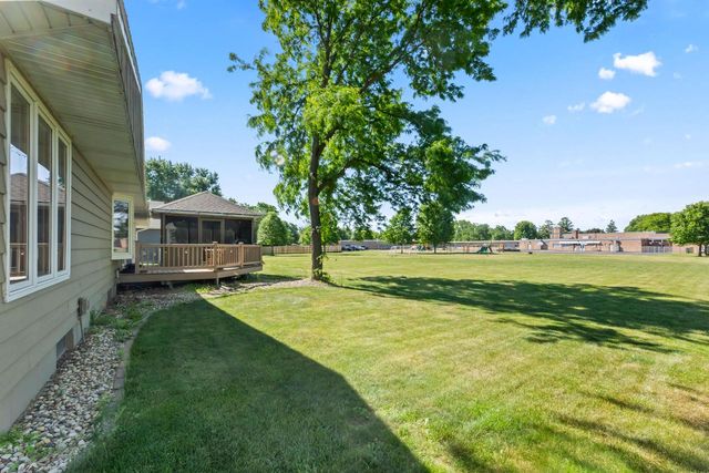 445 E Harvard STREET, Oconomowoc, WI 53066