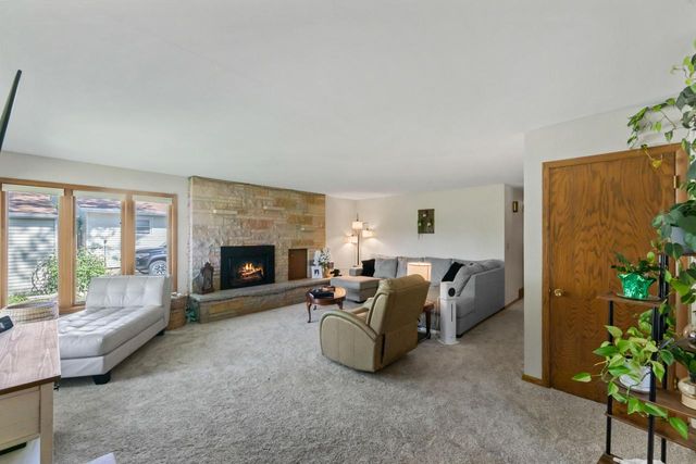 445 E Harvard STREET, Oconomowoc, WI 53066