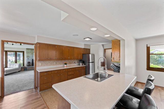 445 E Harvard STREET, Oconomowoc, WI 53066