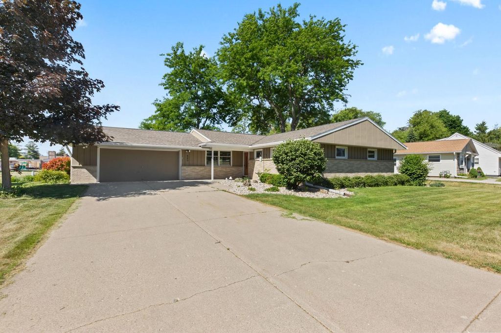 445 E Harvard STREET, Oconomowoc, WI 53066