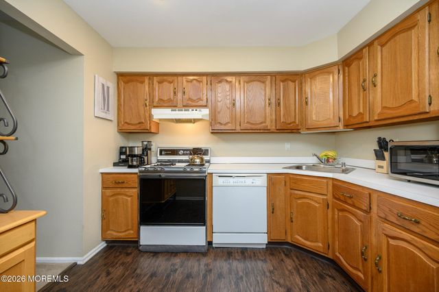 182 Edinburgh Court, Matawan, NJ 07747