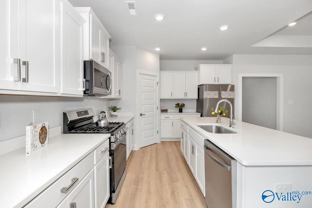 9522 Hampton Oak Drive SE, Owens Cross Roads, AL 35763