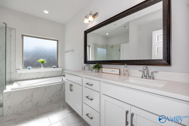 9522 Hampton Oak Drive SE, Owens Cross Roads, AL 35763