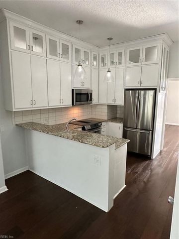696 Mowbray Arch Apt 540, Norfolk, VA 23507