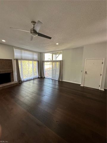 696 Mowbray Arch Apt 540, Norfolk, VA 23507