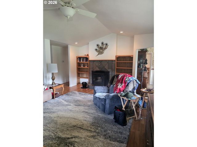 1909 W DUKE Rd, Sutherlin, OR 97479