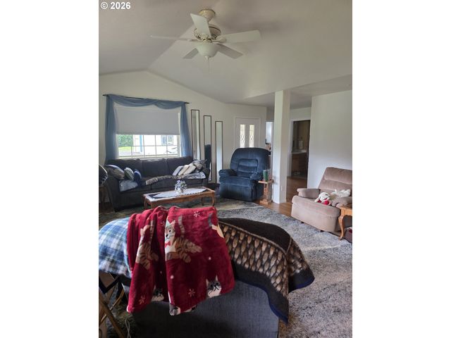 1909 W DUKE Rd, Sutherlin, OR 97479