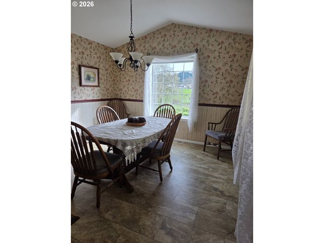 1909 W DUKE Rd, Sutherlin, OR 97479