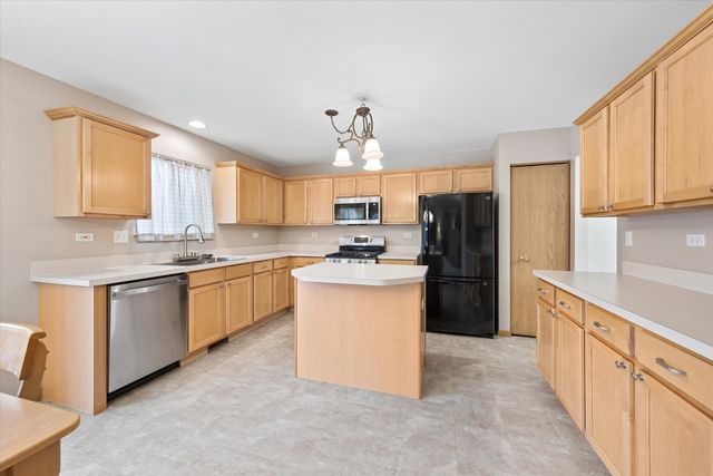 521 Waterford Drive, Oswego, IL 60543