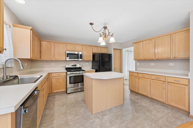 521 Waterford Drive, Oswego, IL 60543