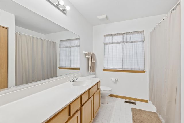 521 Waterford Drive, Oswego, IL 60543