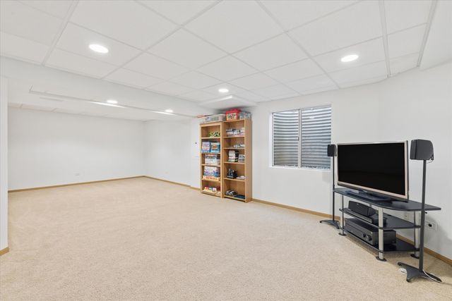 521 Waterford Drive, Oswego, IL 60543