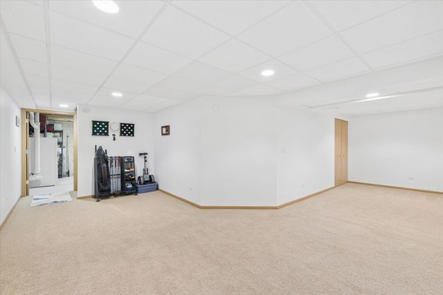 521 Waterford Drive, Oswego, IL 60543