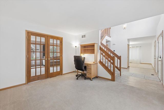 521 Waterford Drive, Oswego, IL 60543