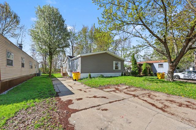 29656 Jamestown Dr, Chesterfield Township, MI 48051