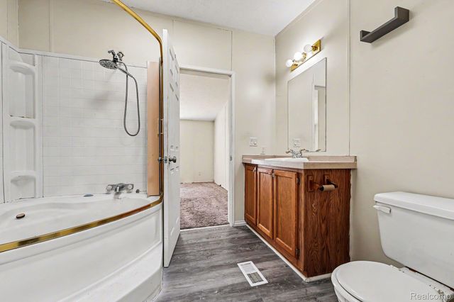 29656 Jamestown Dr, Chesterfield Township, MI 48051