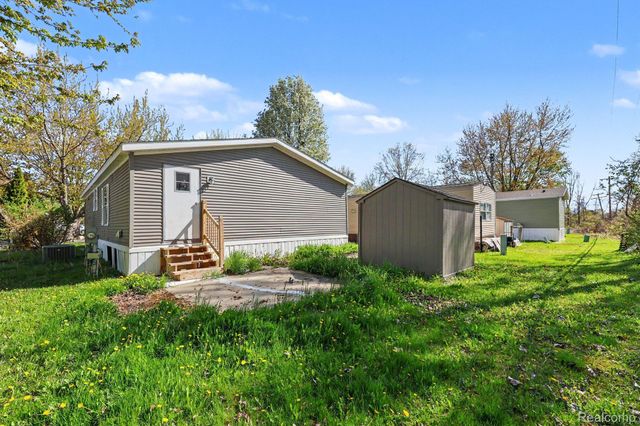 29656 Jamestown Dr, Chesterfield Township, MI 48051