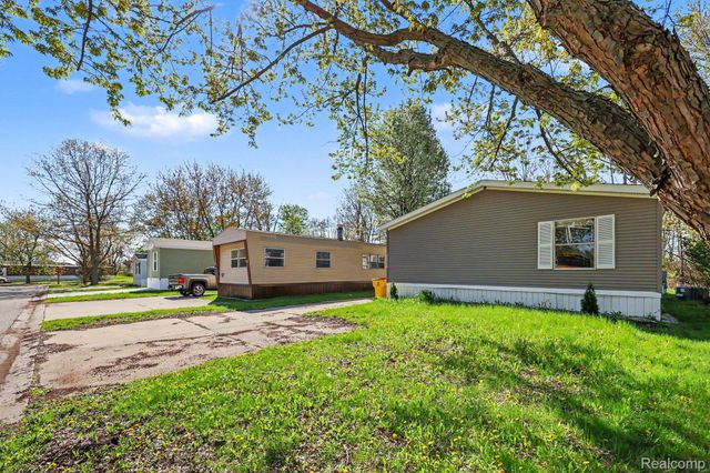 29656 Jamestown Dr, Chesterfield Township, MI 48051
