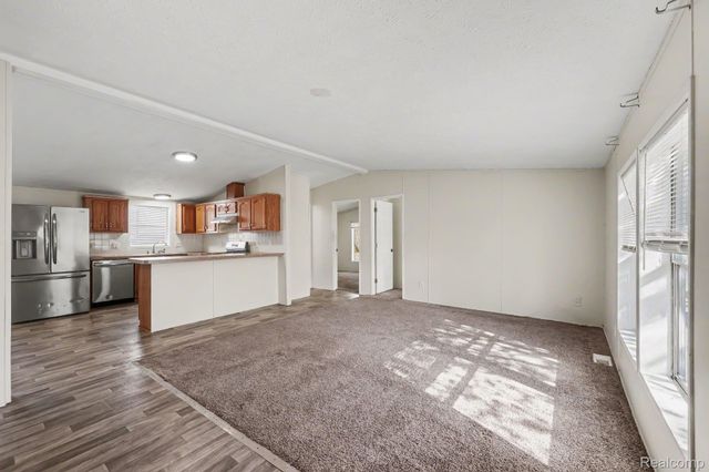 29656 Jamestown Dr, Chesterfield Township, MI 48051