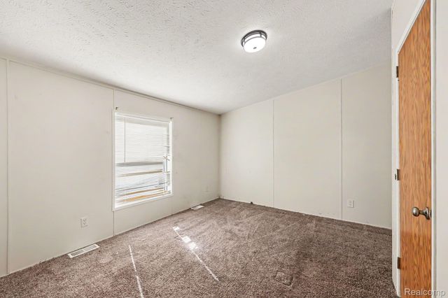 29656 Jamestown Dr, Chesterfield Township, MI 48051