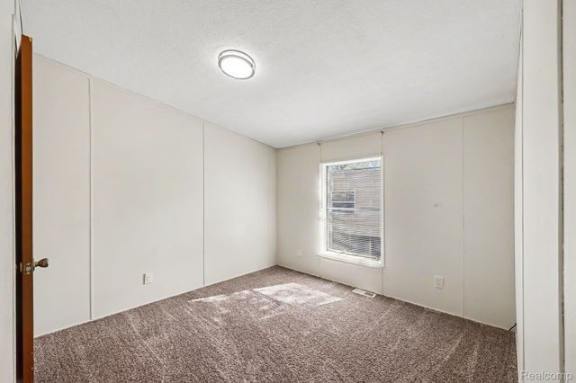 29656 Jamestown Dr, Chesterfield Township, MI 48051