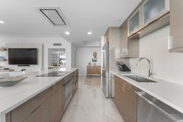 5280 N OCEAN Drive 16E, Singer Island, FL 33404
