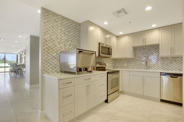 5280 N OCEAN Drive 16E, Singer Island, FL 33404