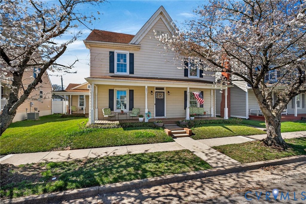 621 Lee St, West Point, VA 23181