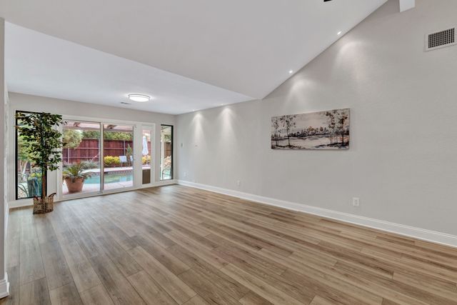 2000 Lavaca, Carrollton, TX 75010