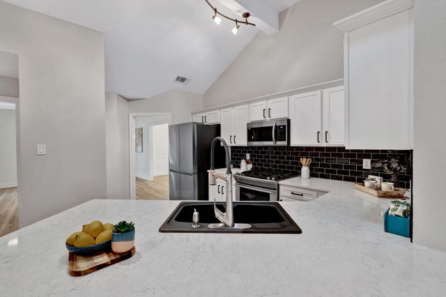 2000 Lavaca, Carrollton, TX 75010