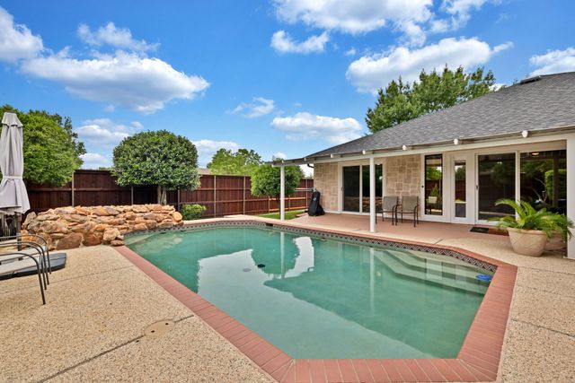 2000 Lavaca, Carrollton, TX 75010