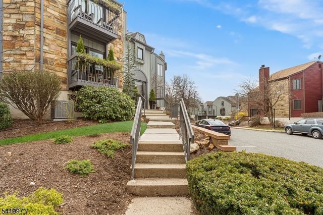 28 Trafalgar Ct, Washington Twp., NJ 07840