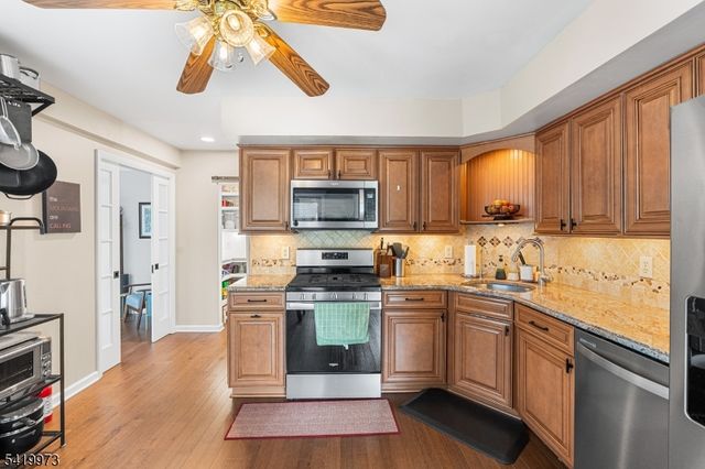 28 Trafalgar Ct, Washington Twp., NJ 07840