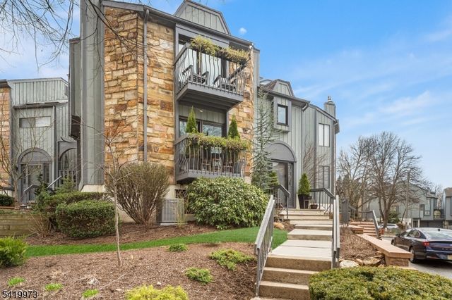 28 Trafalgar Ct, Washington Twp., NJ 07840