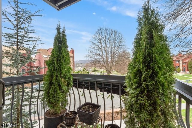 28 Trafalgar Ct, Washington Twp., NJ 07840