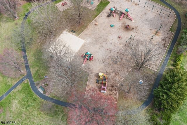 28 Trafalgar Ct, Washington Twp., NJ 07840